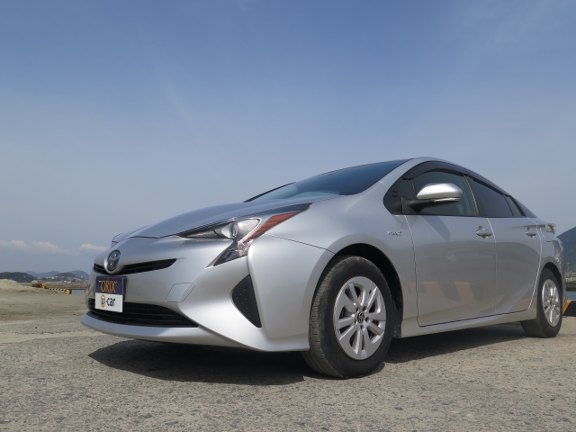 トヨタ・プリウスの正面画像
